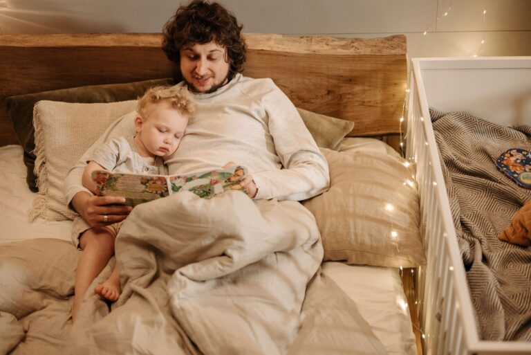 Νυχτερινός απογαλακτισμός. Μπαμπάς διαβάζει παραμύθι στο παιδί για να κοιμηθεί. apothilazo.gr